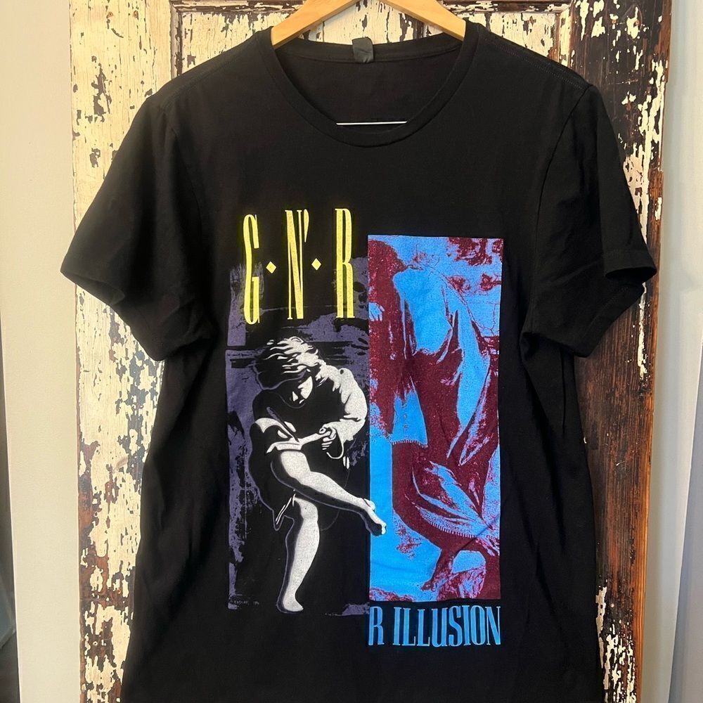Guns N Roses Bay Island G N’ R R Illusions Band Graphic unisex T-shirt.  Size L